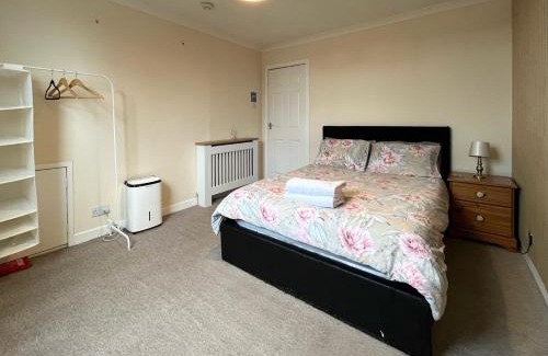 Levenmouth Apartment | Large 2 Floor Apt near Beach & Train and Golf courses
