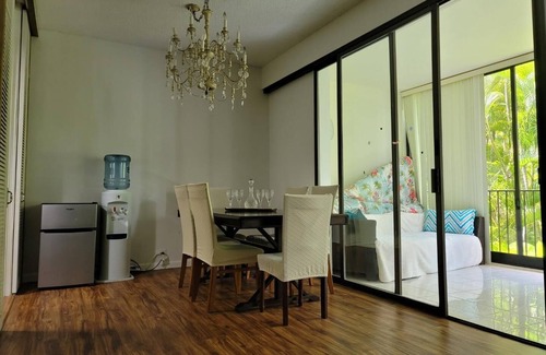Kahala Apartment | Large 2BD/2BA Kahala Beach Front Condo Furnished