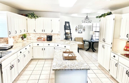 Paris House | Large 3 bed/2 bath luxury home in central location!