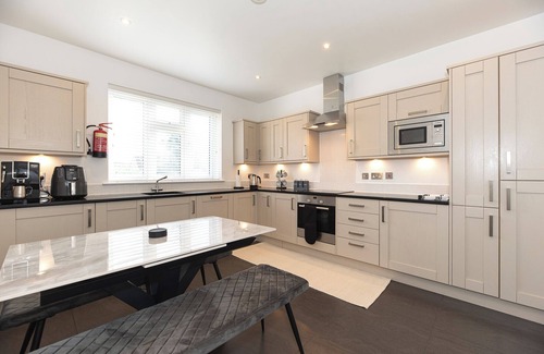 Fulwell and Hampton Hill Apartment | Large 3 Bedroom Apartment in Leafy Hampton Hill, Richmond