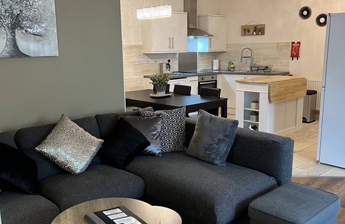 Street Apartment | Large 3-Bedroom Holiday Let Steps Away to Street High Street with Onsite Parking