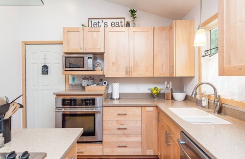 Rochester House | Large 4 Queen beds, 2 Full Bathrooms with Rec room near Mayo Clinic