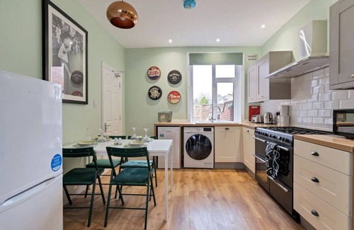 Northampton House | Large 5 Bedroom House - City Centre - Free Parking