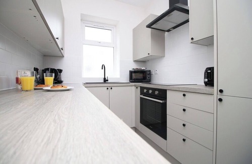 Penylan House | Large 5 Bedroom House - Harlequin Gardens by Tŷ SA