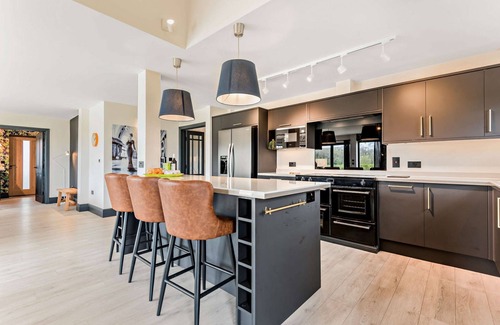 Faringdon Cottage | Large 6 bedroom luxury holiday home in the Cotswolds with a hot tub - Folly View