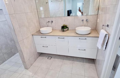 Urraween House | Large and Private Executive Home - Secure parking for boats