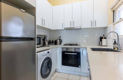 Stanmore Apartment | Large and Stylish Petersham Aparttment with Parking