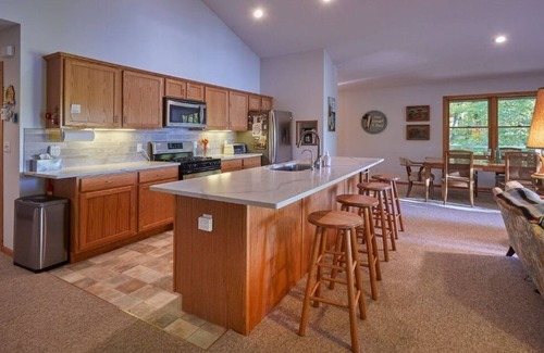 South Haven House | Large Cabin on Lake Sylvia with Tiki Hut