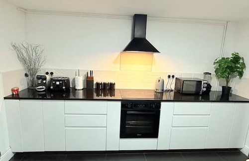 Adamsdown House | Large Cardiff House + Free Parking, Near City Centre