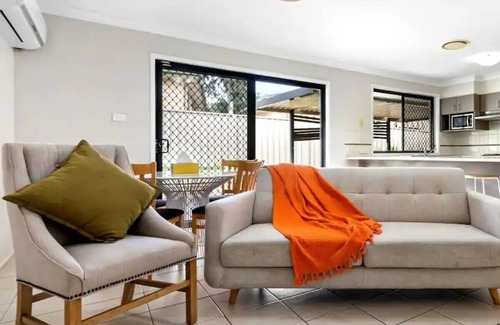 Shortland House | Large Comfortable Birmingham Gardens Family Home