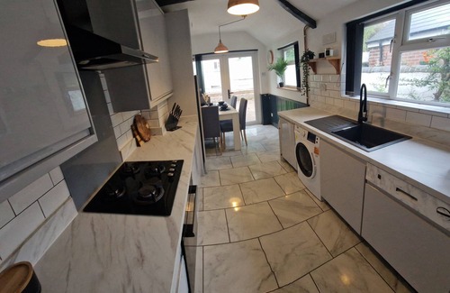 Wednesbury House | Large cosy house close to Birmingham M6 J9 with game room