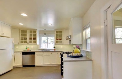 Gold Coast Cottage | Large Cottage Near SF, Beach, Airport w/Backyard