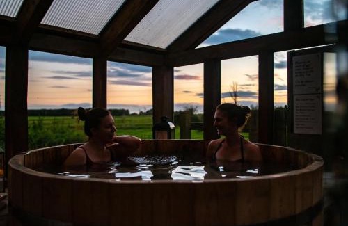 Scunthorpe Apartment | Large Country Cottage, Sleeps 8 - Spa Facilities, Garden Bar, Catering Services, Free Parking, Nature Reserve, Hen Parties