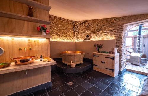 Scunthorpe Apartment | Large Country Cottage, Sleeps 8 - Spa Facilities, Garden Bar, Catering Services, Free Parking, Nature Reserve, Hen Parties