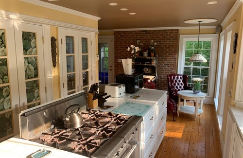Meadowville House | Large country home for family and friends retreats.