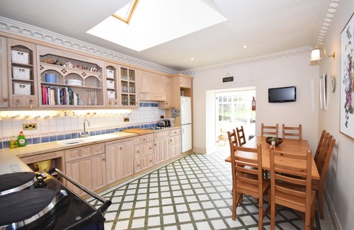 Falkland House | Large Country House sleeps 14, in 6 bedrooms, 5 bathrooms and a downstairs WC