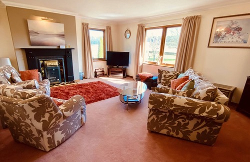 Knockbain House | Large detached holiday home in large open garden