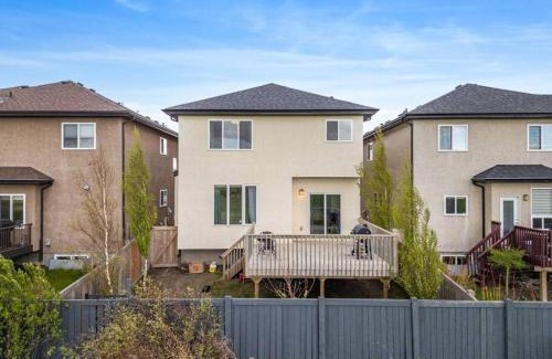 Northwest Edmonton House | Large Detached Near Anthony Henday in Albany with 2 Living Rooms, Netflix, Office Space, AC, Perfect for Families, Sleeps 13