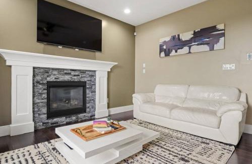 Northwest Edmonton House | Large Detached Near Anthony Henday in Albany with 2 Living Rooms, Netflix, Office Space, AC, Perfect for Families, Sleeps 13