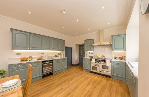 Ty Croes Cottage | Large Detached Property Walking Distance To The Beach | Llywelyn-Fawr