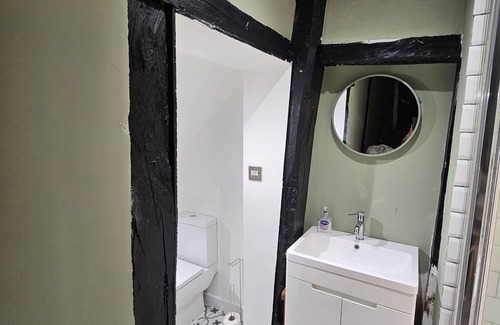 Tring Bed & Breakfast | Large Double Bedroom with en-suite Shower Room
