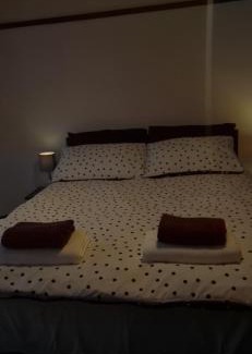 Pinkwell House | Large Double room near London Heathrow Airport
