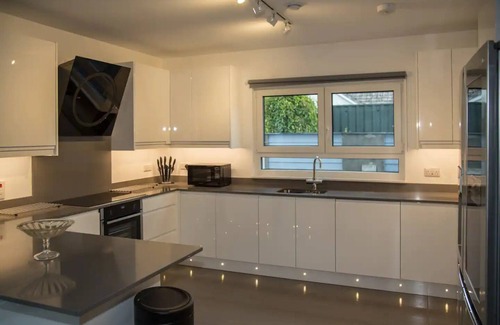 Wadebridge House | Large Eco House 4 mins to beach