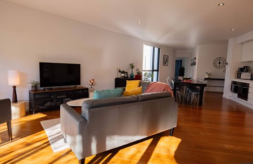 Yarralumla Apartment | Large Executive 3 bedroom