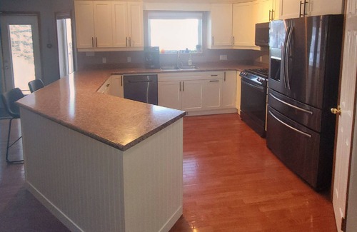 Bellevue House | Large Fam Friendly Home - Hot Tub- Air Conditioning - Game Room - Child Friendly