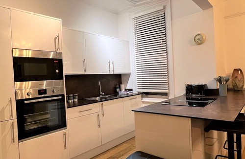 Catford Apartment | Large family bedroom apt in quiet area with good access to Central London