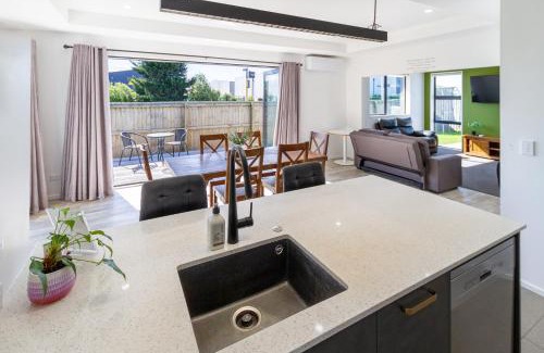 Hornby Apartment | Large Family Home Near The Landing