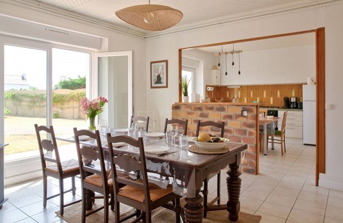 Penmarch Ski Chalet | Large family home with garden- For 10