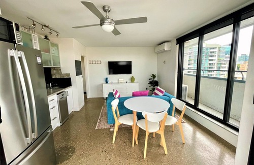 Spring Hill Apartment | Large Funky City Apartment