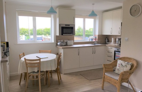 Helsey House | Large garden, dogs welcome,10 Minutes to Beach, EV charger, solar power, wifi.