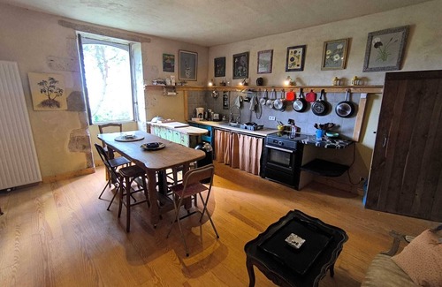 Lussan House | Large Gascon house decorated by artists
