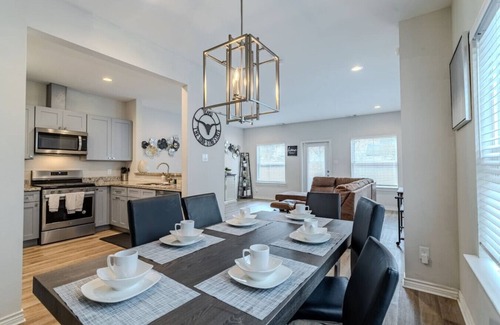 Foster Place House | Large groups stays near NRG