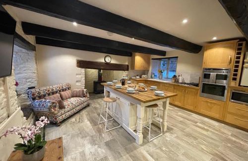 Blaencwm House | Large Historic Farmhouse in Rhondda Valley Perfect for Groups with Hot Tub