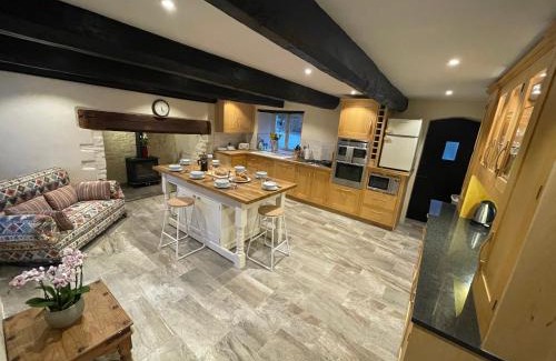 Blaencwm House | Large Historic Farmhouse in Rhondda Valley Perfect for Groups with Hot Tub