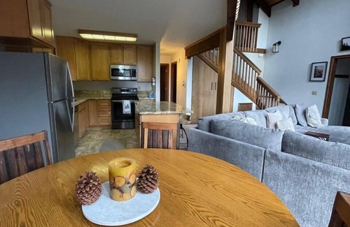 Lake Forest House | Large home in perfect Tahoe City Location