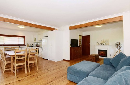 Currarong House | Large Home Near the Beach in Bush Setting
