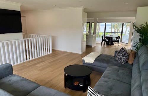 Chain Valley Bay House | Large Lake House on Lake Macquarie