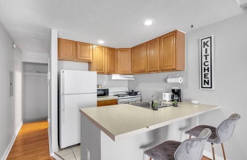 Southwest Center City Apartment | Large Lovely Apt in Prime Area