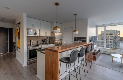 Central Condo | Large, modern 4 bedroom sub-penthouse with view, pool and parking