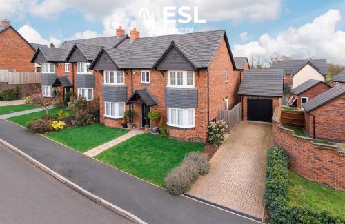 Uttoxeter House | Large Modern 4 Bedroom House in Uttoxeter, Near Alton Towers, Great for Families