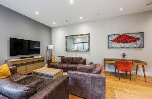 Turnham Green Apartment | Large Modern One Bedroom Apartment (nearly 800 ft)