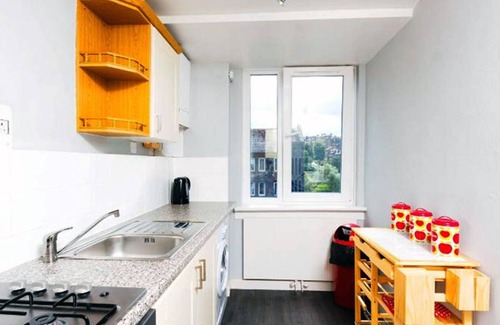 Bonnington Apartment | Large Modern Top Floor Riverside Apartment (Sleeps 6) with Free Parking and WiFi
