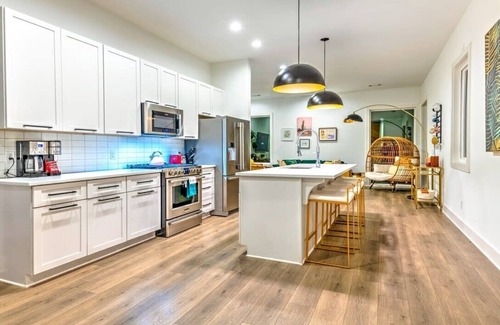 Berry Hill House | Large Music City Luxury Home *10 Beds* w/Hot Tub!