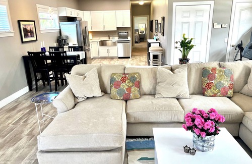 Tropic Apartment | LARGE one-bedroom apartment, full kitchen and living room in north Melbourne,