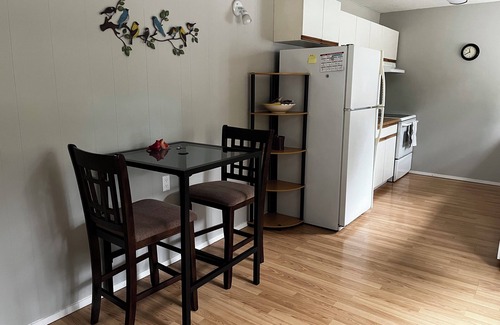 Departure Bay House | Large pet friendly 2 bedroom, 5 min walk to beach.
