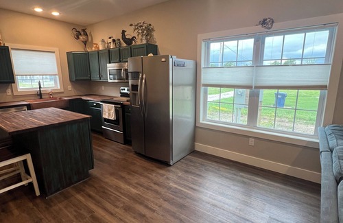 Sullivan House | Large Private Studio attached Garage Washer Dryer AC WiFi Pet Friendly Sleeps 4